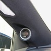 ツイーターはAピラーにビルトイン取り付けされる。ピラー上部にはアクリル＆レザーを使ったディスプレイ処理も施された。