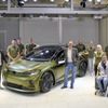 VWの電動SUVクーペ、ランボルギーニ純正グリーンで登場…職業訓練生がカスタム