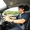 「αlive AD」を搭載したリーフを運転する筆者・西村直人氏。LFAのような音づくりにニヤリ。