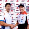 HRCレース運営室 桒田哲宏室長（左）と中上貴晶選手（右）