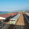 大沼駅とともに、渡島砂原経由の「砂原回り」と本線経由の「駒ヶ岳回り」が分かれる函館本線・森駅。貨物列車は上りが砂原回り、下りが駒ヶ岳回りで運行されている。