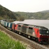 函館本線・七飯～大沼間の小沼付近を通過するDF200牽引貨物列車。同区間では仁山付近の勾配を避けるため、下り貨物列車は1966年10月に完成した「藤城線」と呼ばれる高架新線を経由。同線は北海道新幹線が開業するまでは下りの旅客優等列車も通過していた。