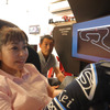 「東京バーチャルサーキット」でシミュレータートレーニングを行う竹岡圭さん