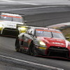 GT300クラス2位バトル。#11 GAINER TANAX GT-R（安田裕信／石川京侍）（手前）と#10 TANAX GAINER GT-R（富田竜一郎／大草りき）