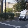 実験参加者に提示された映像の例。参加者は映像手前から車両を見ている。車両の視線が参加者を向いているので、車両の停止する意図がわかる。