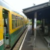 月潟駅で折返す「かぼちゃ電車」。1998年5月30日。