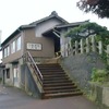 現役時代の月潟駅。戦前に建てられた木造駅舎で、通常は非公開。1998年5月30日。