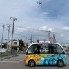 自動運転バスで運ばれた荷物を搭載して飛び立つドローン（道の駅さかい）