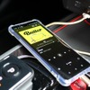 スマホはディスプレイオーディオと接続して利用するスタイル。使い勝手も良く曲再生の選択肢も拡がる手軽なシステムだ。