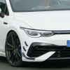 謎のVW『ゴルフR』プロトタイプを目撃。果たしてその正体とは？