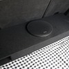 ラゲッジのサイズにピッタリ収まっているオーディソンのサブウーファーボックスであるAPBX G7。
