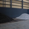 粉砕されたプラスチックは黒いものが自動車など白いものが家電などから取り出したもの