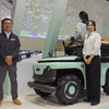 「Auto Guided Orchard Support vehicle」（果樹園作業支援自動走行車）を開発したヤマハ発動機の本田士郎さんと、デザイナーの武石真里さん