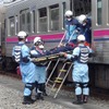 京王電鉄・総合事故復旧訓練：重傷者の搬送