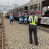 京王電鉄・総合事故復旧訓練：重傷者の搬送。写真中央、背中の人物はバディコムを使用中だ。