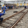 京王電鉄・総合事故復旧訓練：レールの位置決め。