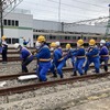 京王電鉄・総合事故復旧訓練：レールの位置決め。掛け声は「ヨッコイ！」