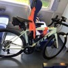 自転車の車内固定イメージ：10000系。固定用のベルトは乗車時に用意される。