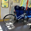 自転車の車内固定イメージ：40000系。固定用のベルトは乗車時に用意される。
