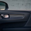 ボルボ XC40 アルティメット B4 AWD ダークエディション（カッティングエッジ アルミニウムパネル）