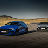 アウディ RS3 ハッチバック・パフォーマンス・エディション（向かって左）と同セダン