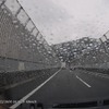 雨粒がある状態でも車両や標識はピンボケせずに捉えている