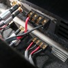 アンプラックを設けて、2台の大型パワーアンプを積み重ねてインストールする工夫も込められている。