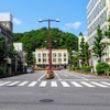 奥多摩への「アドベンチャーライン」の入口としてレトロにリニューアルされる青梅駅（正面）。