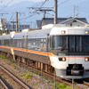 JR東海の特急『（ワイドビュー）しなの』。JR東日本に跨る会社間列車だが、シーズン別特急料金の適用日見直し対象に。