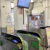 壁面や天井の塗装により美化される改札付近のコンコース。