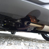 車体後部の床下は高出力型の電気モーターを配置したためレイアウトがぎっちり。排気管のサイレンサーも床下にはみ出さんばかりの状態だった。