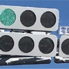 整備された電車用信号機付き道路信号。