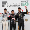 シリーズランキング表彰式。左からランキング2位のサッシャ･フェネストラズ、チャンピオンの野尻智紀、ランキング3位の平川亮