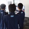 選手の走行を見守るチームメイト