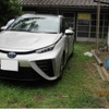 地域を巡回し個人宅で照明、電子レンジに使用する電力をFCVから給電する様子