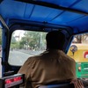 EVリキシャ（電動三輪タクシー）の車内より。並走する「黄色と緑」は内燃機関モデル