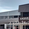 西九州新幹線武雄温泉駅。同駅から新鳥栖駅にかけては佐賀駅経由のほかに、2つの新幹線ルートが俎上に載っている。
