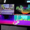 クアルコム側のモニター画面。左上が画像認識の状況で、右上は疑似LiDRAの点描データ