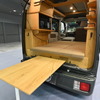 屋内でも外でも使える木製の大型テーブル