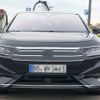 『ID.7』と予想されるVWの新型EVセダンのプロトタイプ（スクープ写真）