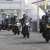 愛車と共に入場する参加者たち