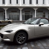 マツダ ロードスターの特別仕様車「Brown Top（ブラウントップ）」（手前）