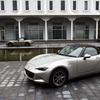 マツダ ロードスターの特別仕様車「Brown Top（ブラウントップ）」（手前）と新設定されたボディカラー「ジルコンサンドメタリック」（奥）