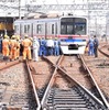 脱線し、2線を支障した3700形3788号。
