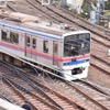 支障した状態を俯瞰。手前が京成本線下り線、乗り上げている部分が北総線下り線。