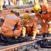 ポイントの損傷具合を確認する係員。