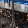 青砥駅での脱線状態。この時は「側ばり」と呼ばれる台車枠の側面で亀裂が進展していたことが原因とされた。