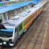 『ひなび（陽旅）』に改造される試運転当時の『リゾートあすなろ』（左）。2010年10月18日、東北本線野辺地駅（当時）。