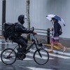雨の日の自転車、カッパは傘より本当に安全なのか？意外な実験結果が明らかに（写真はイメージ）