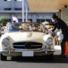 JALのCAからスタンプが押されたシートを受け取るメルセデスベンツ 190SL